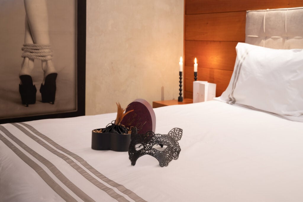 Cama de habitación Admiral con antifaz de encaje y velas encendidas